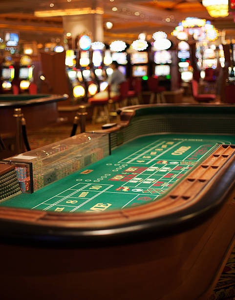 Live dealer dealing cards with multipliers on mahjong menang123 Lightning Baccarat